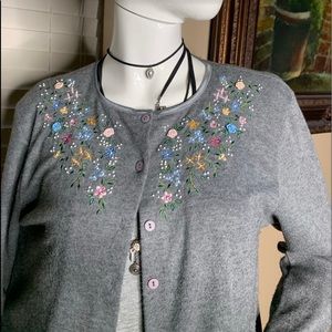 Gray Flowers Delicate Light weight Sweater Size Medium